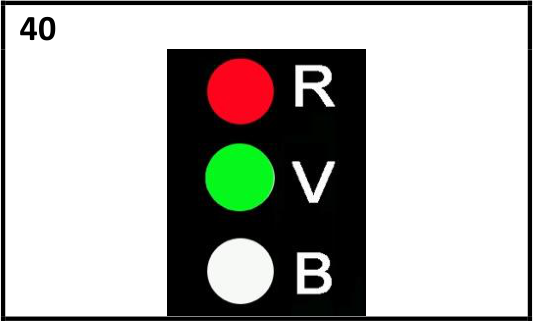 Imbarcazione a vela con fanali rosso e verde visibili, poppa verso l'osservatore